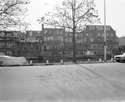 880482 Gezicht over de Stadsbuitengracht te Utrecht op de achterzijde van de panden Wolvenstraat 10-14 (links) te ...